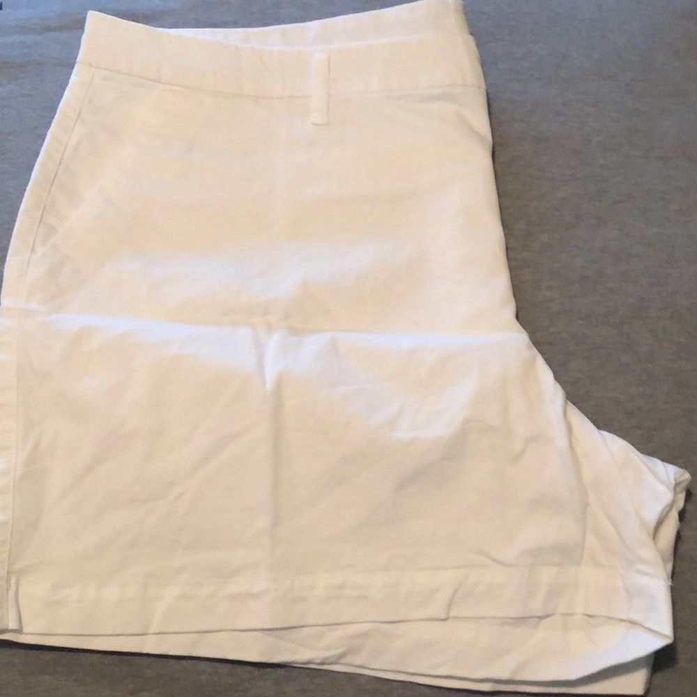 Old Navy size 18 women’s white chino shorts
